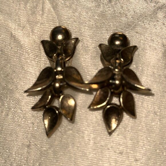 Vintage 50s/60s Trifari gold tone drop clip on earrings - Picture 4 of 5